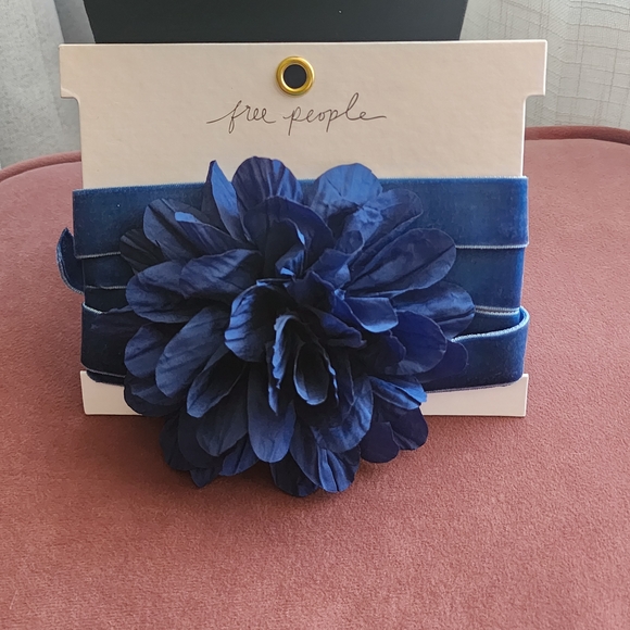 Free People Melody Choker Blue Velvet Flower Rosette NWT - Picture 3 of 5